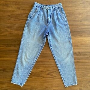 Bill Blass High Rise Pleated Mom Jeans Light Wash 26